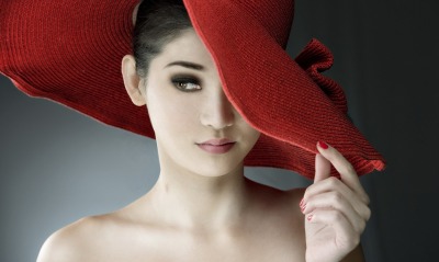 девушка шляпа красная