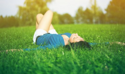 Девушка на траве