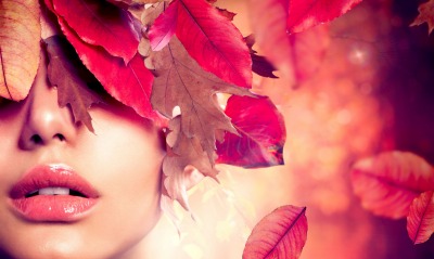 девушка листья осень