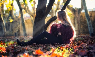 девушка на земле парк осень шубка