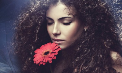 девушка кучерявая цветок кудрявая брюнетка