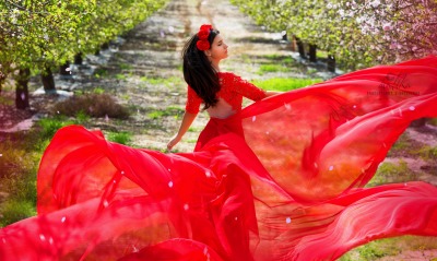 девушка платье красное сад
