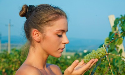 девушка виноград гроздь