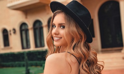 девушка улыбка шляпа шляпка волосы плечо