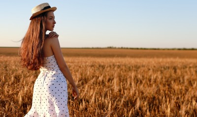 девушка поле платье в горошек колосья шляпка