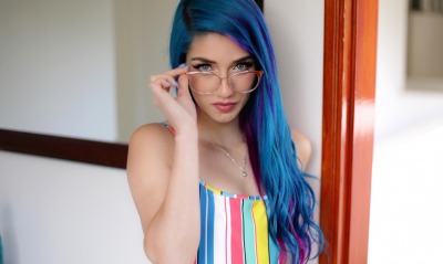 девушка очки синие волосы