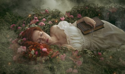 девушка в платье лежит спит книга цветы