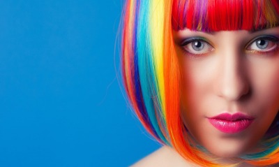 девушка разноцветные волосы минимализм голубой фон