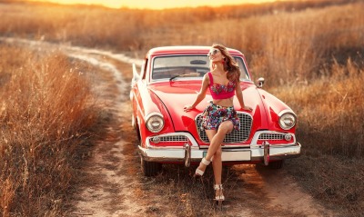 девушка дорога поле ретро авто красный платье