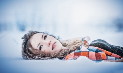 девушка лицо снег волосы в снегу