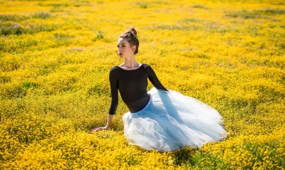девушка желтая поляна платье