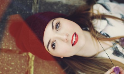 девушка лицо взгляд в шапке губы