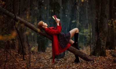 девушка дерево книга лес в красном