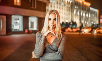 девушка блондинка улица вечер длинные волосы