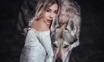 девушка волк хищник объятия