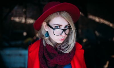 девушка в очках шляпка шарф