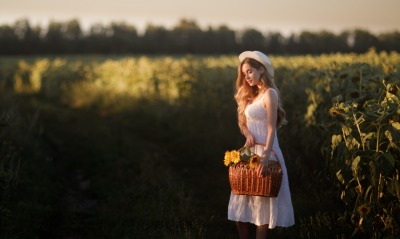 девушка поле подсолнухи корзина в платье шляпка