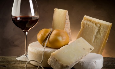 Вино с домашним сыром