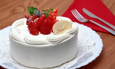 Белый торт с клубникой