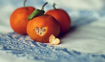 Сердце на кожуре мандарина