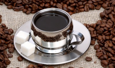 Чашка кофе с кофейными зернами