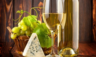 Вино, виноград, корзина, сыр с плесенью