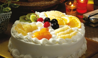 Белый торт с кусочками фруктов