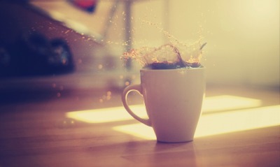 Брызги кофе в чашке