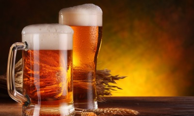 Янтарное пиво в бокалах