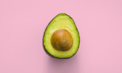 авокадо фрукт минимализм розовый фон