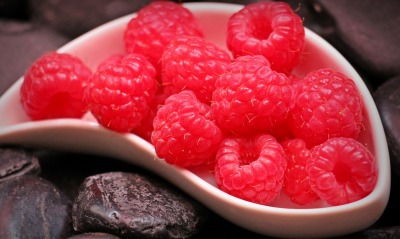малина тарелка спелая ягоды