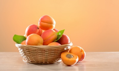 абрикосы плетеная корзинка стол