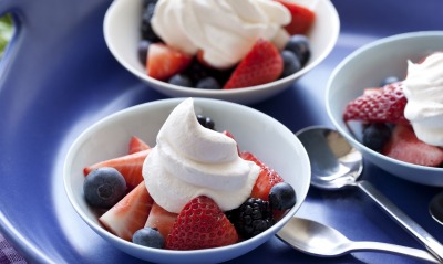 ягоды сливки десерт