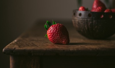 клубника стол миска ягоды спелая