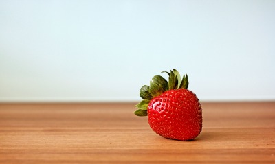 клубника крупный план ягода на столе