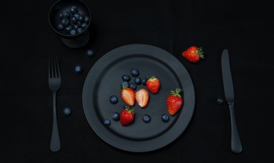клубника тарелка ягоды черника минимализм