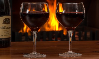 вино бокалы камин романтика