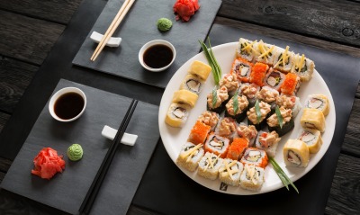 суши роллы япония стол