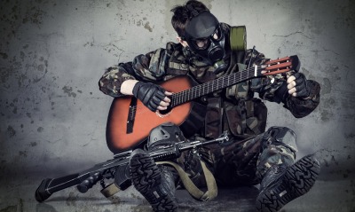 солдат, гитара