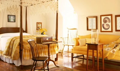 Комната в желто-белом стиле