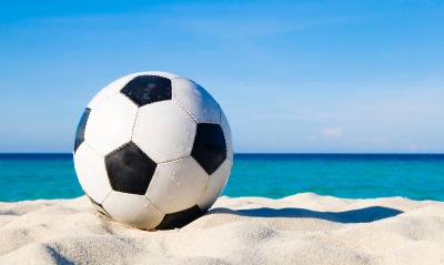 футбольный мяч море пляж песок небо горизонт