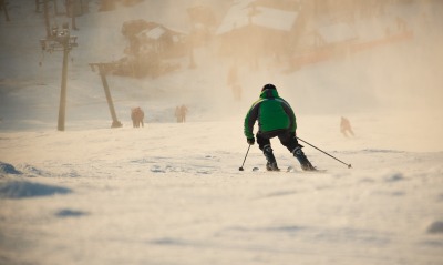 Лыжник на спуске