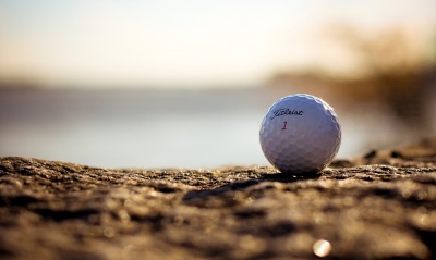 Мяч от гольфа на земле