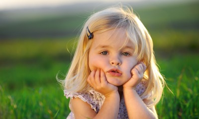 маленькая девочка на лужайке
