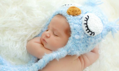 Миленький младенец в шапочке