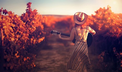 Гитара, девушка, виноград, поле