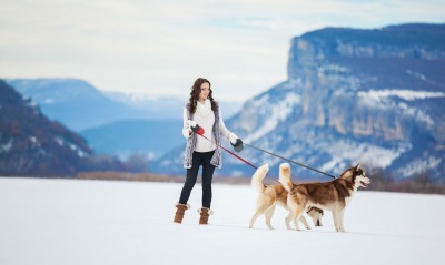 девушка собаки хаски снег небо горы