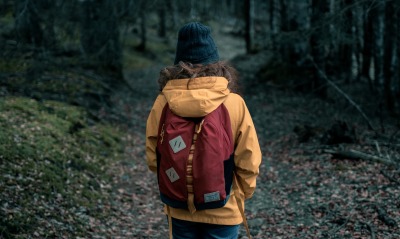 девушка рюкзак лес