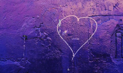 стена штукатурка сердце фиолетовый