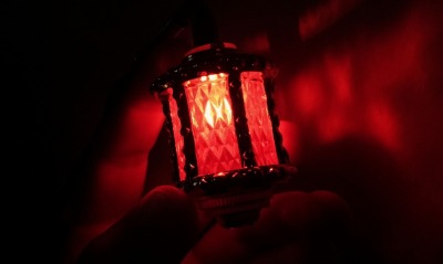 рука фонарик свечение красный